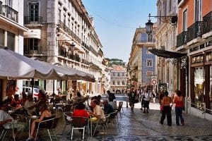 Hacer un paseo por el Bairro Chiado de Lisboa