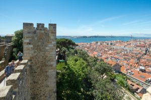 Vista desde lo alto de la torre del Castelo de São Jorge en Lisboa