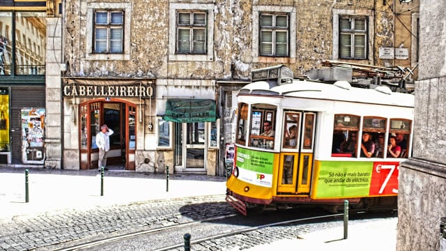 Paseo en el Tranvía 28 en Lisboa