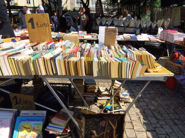 Libros en venta en la Feira da Ladra en Lisboa