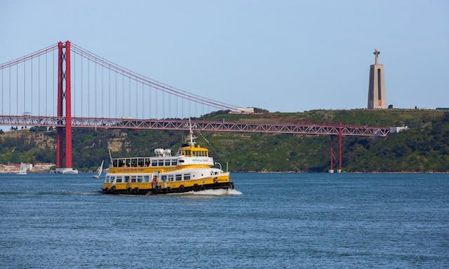 Paseo en barco por el Rio Tejo en Lisboa