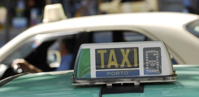 En taxi hasta el centro turístico de Oporto