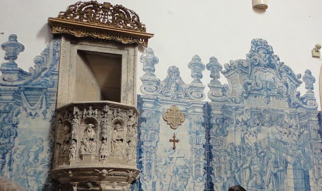 Detalle del azulejo de la Iglesia del Monasterio de Santa Cruz