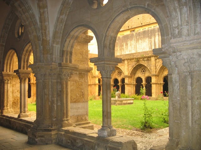 Interior de la Sé Velha de Coimbra