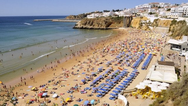 Playa llena en alta temporada en Algarve