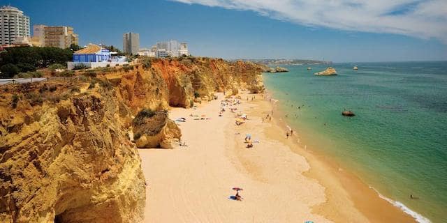 Vista de la Playa Rocha en Algarve