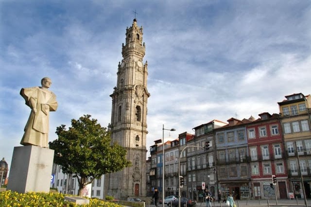 Torre dos Clérigos en el centro de Oporto