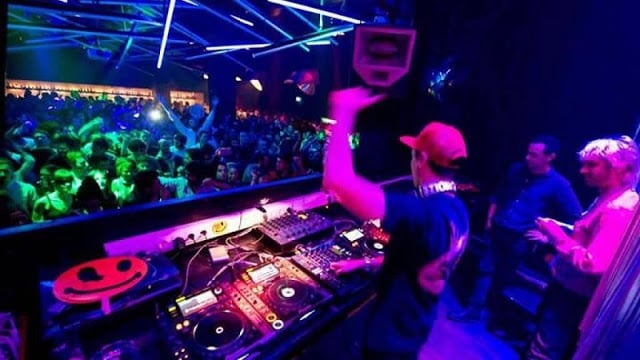 DJ animando la discoteca Lux Frágil en Lisboa