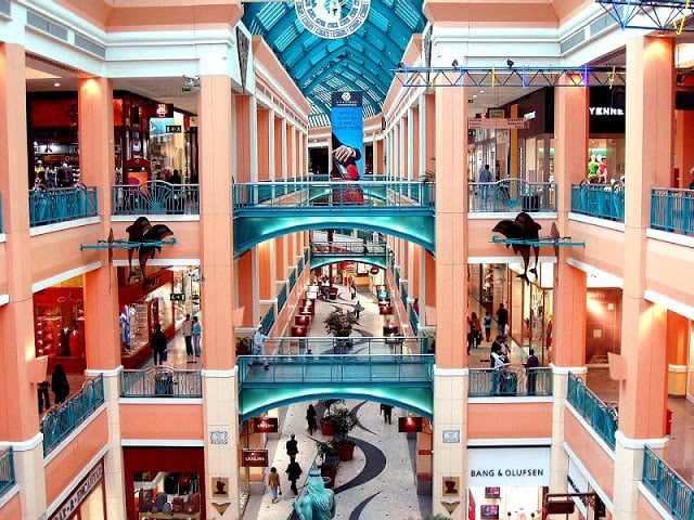 Vista del interior del Centro Comercial Colombo en Lisboa