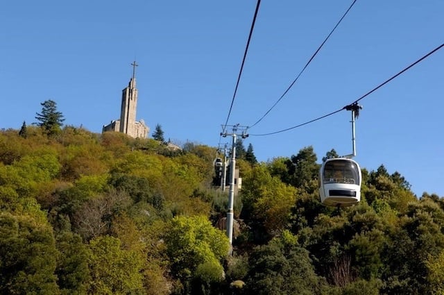 Teleférico de Guimarães y Santuario da Penha de fondo