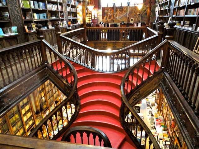 Escaleras de la Librería Lello e Irmão en Oporto