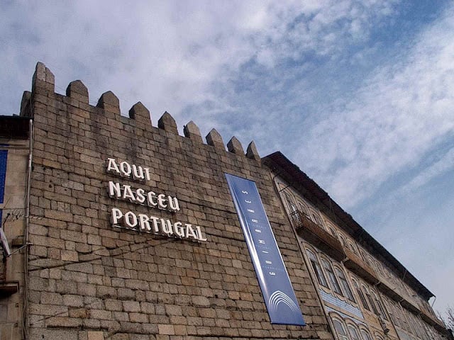 Símbolo de Guimarães - Escritura en el Castillo