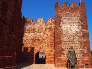 Castillo de Silves en Algarve - estátua