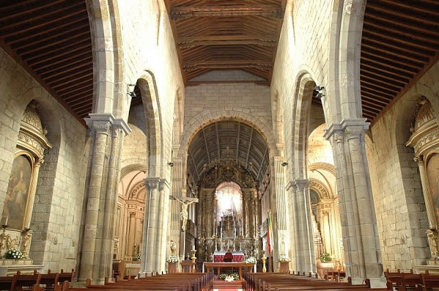 Interior de la Iglesia de Nuestra Señora da Oliveira en Guimarães