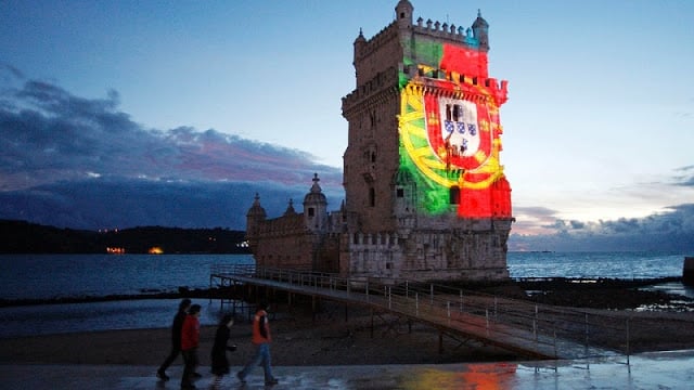 Torre de Belém iluminada con la bandera portuguesa