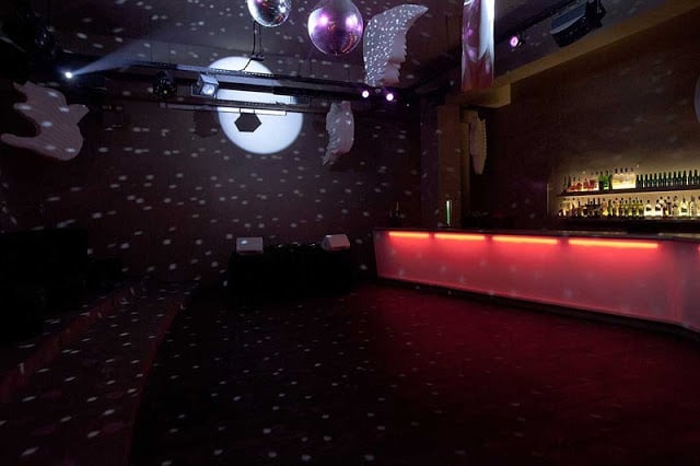 Discoteca Auditório Club - parte de la pista de baile y el bar