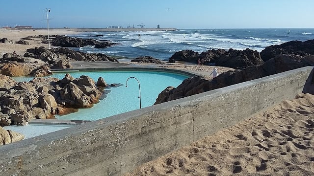 Vista de la playa y la piscina de Leça da Palmeira