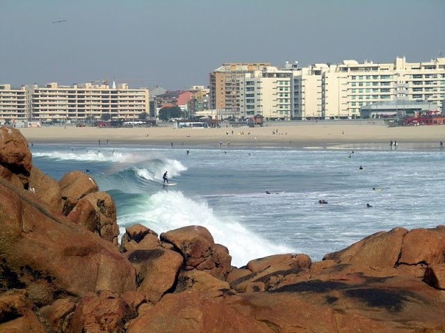 Surf en la Praia do Castelo do Queijo