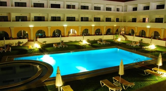 Hotel Dom Fernando en Évora - piscina exterior