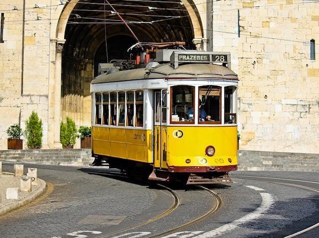 El tranvía 28 frente a la Catedral de Lisboa