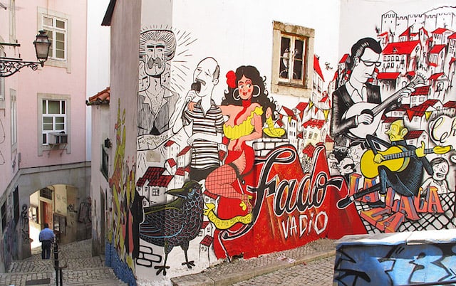 Calles típicas de Lisboa con grafitis de fado