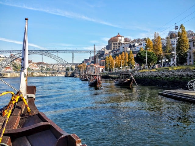 Vista desde el barco Rabelo en el río Douro