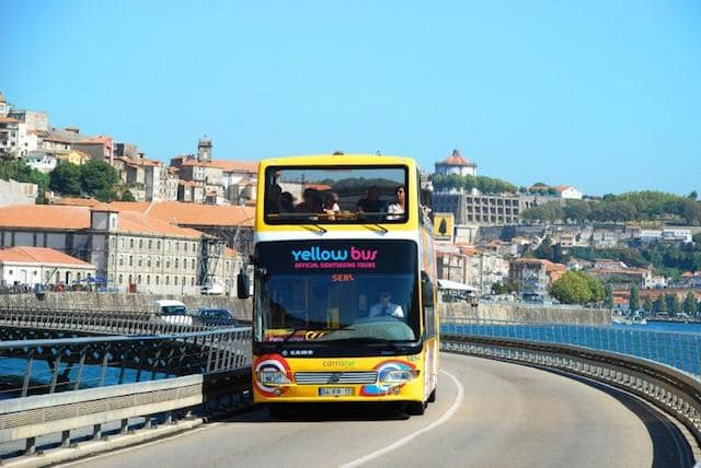 Recorrido en autobús amarillo por el centro de Oporto