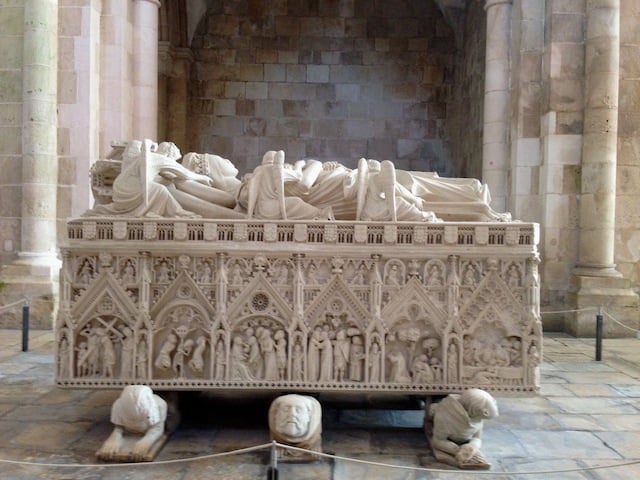 Tumba de D. Inés en el Monasterio de Alcobaça
