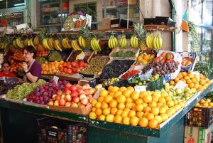 Puesto de frutas en el mercado do Bolhão