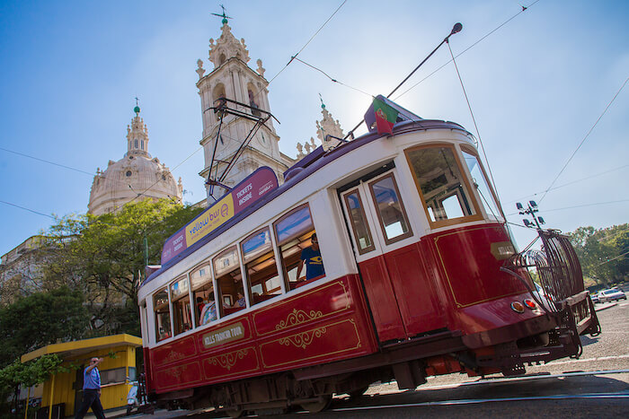Tranvía rojo en la Basílica da Estrela de Lisboa