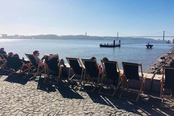 Tumbonas en Ribeira das Naus en Lisboa